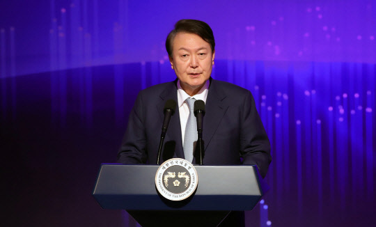 윤석열 대통령이 10일 경기도 과천시 국립과천과학관 어울림홀에서 열린 '2023년 과학기술인·정보방송통신인 신년인사회'에서 격려사를 하고 있다. 대통령실통신사진기자단=연합뉴스